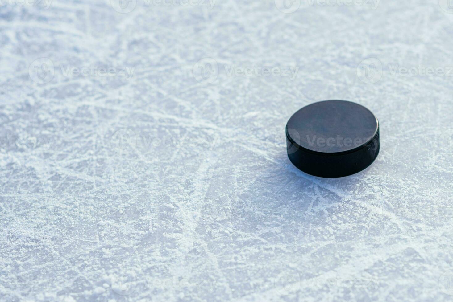 hockey puck lögner på de snö närbild foto