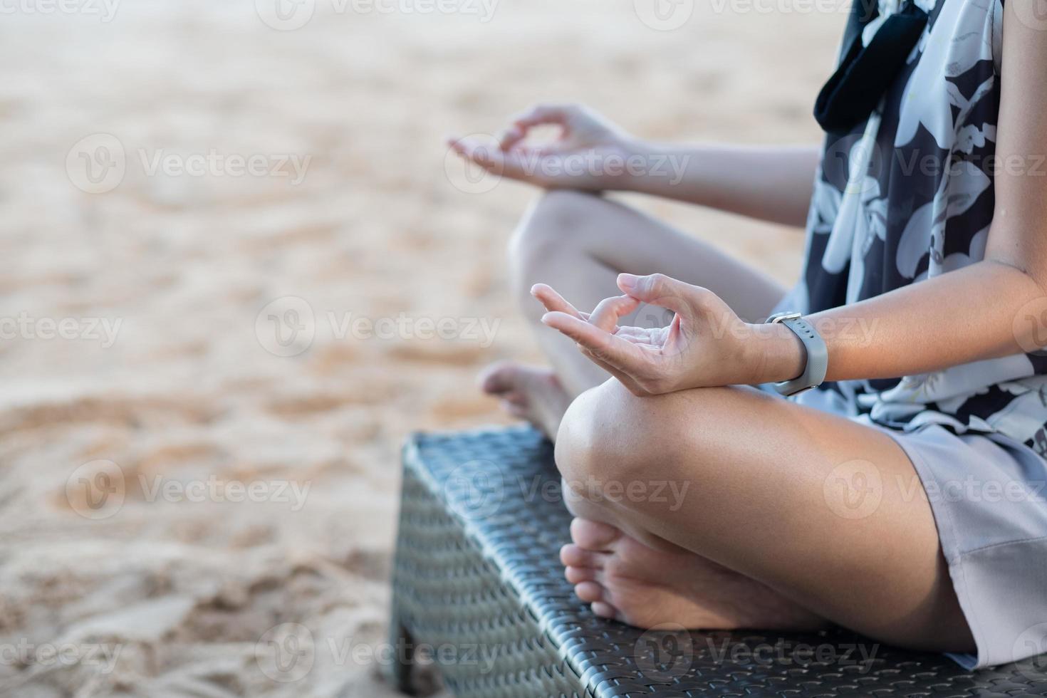 gör yoga sittande på golvet foto