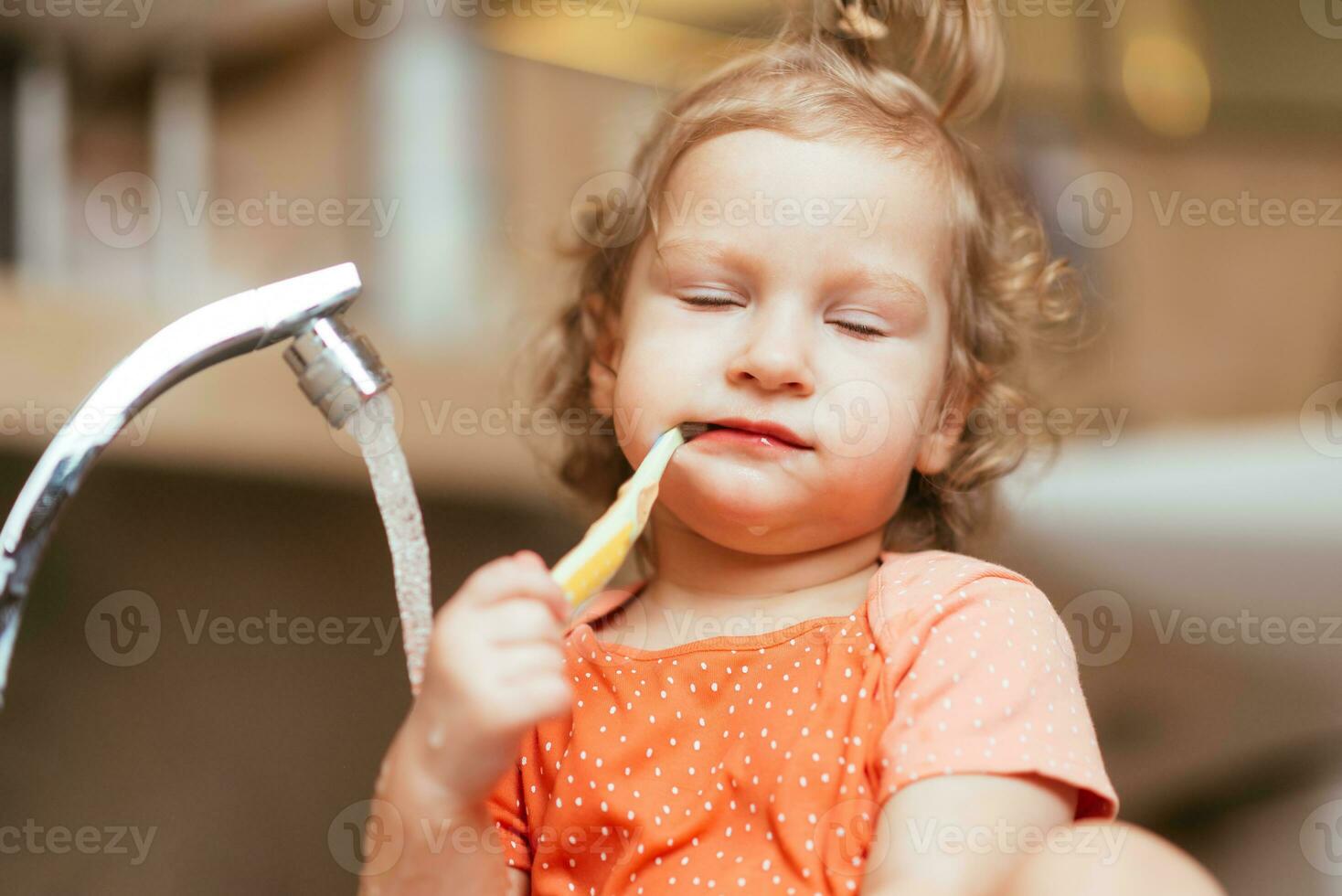 glad Lycklig barn borstar hans tänder i de morgon- i de bad foto