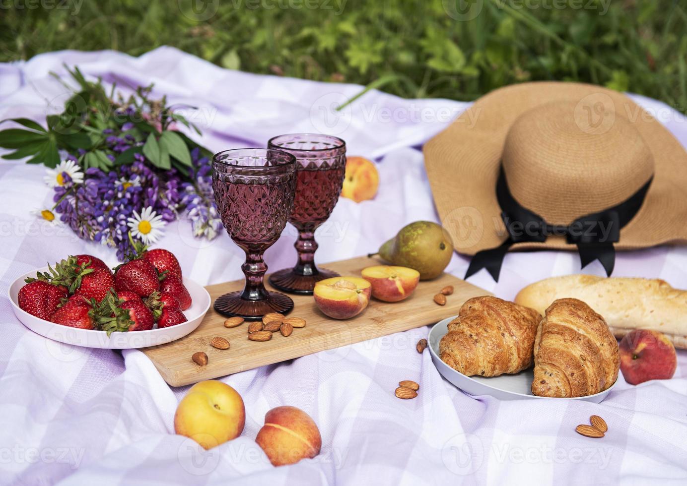 romantisk picknickplats på sommardag foto