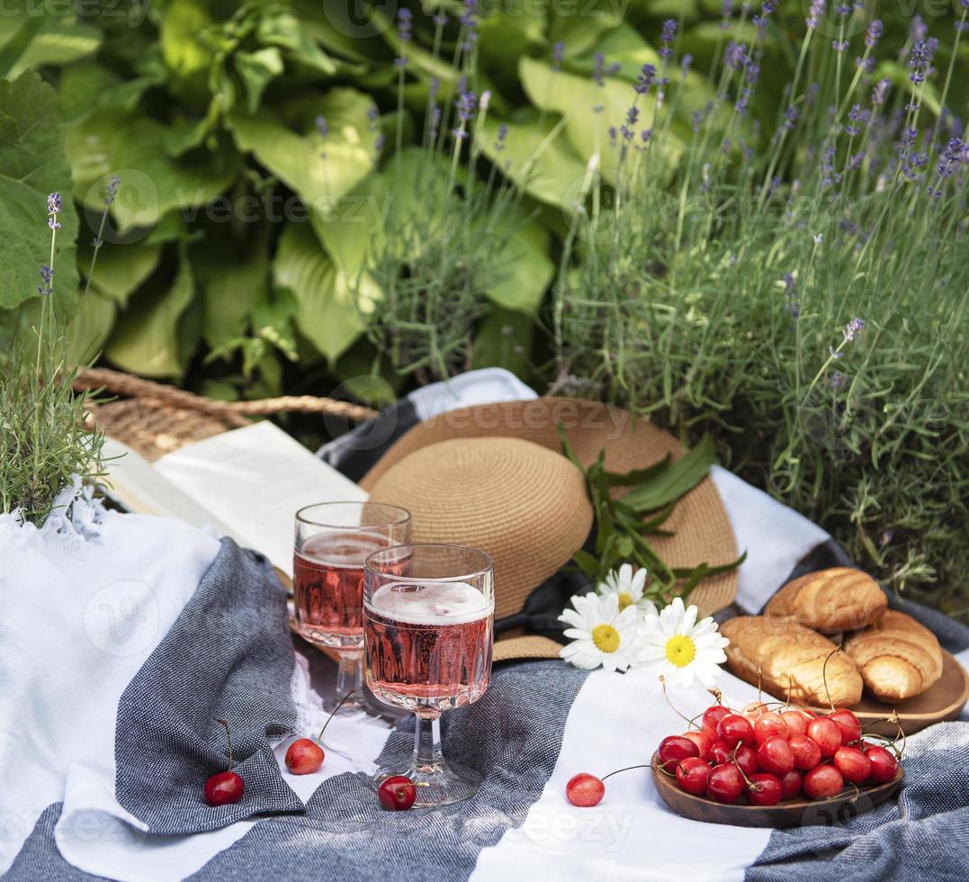 sommar picknick i lavendel fält. foto