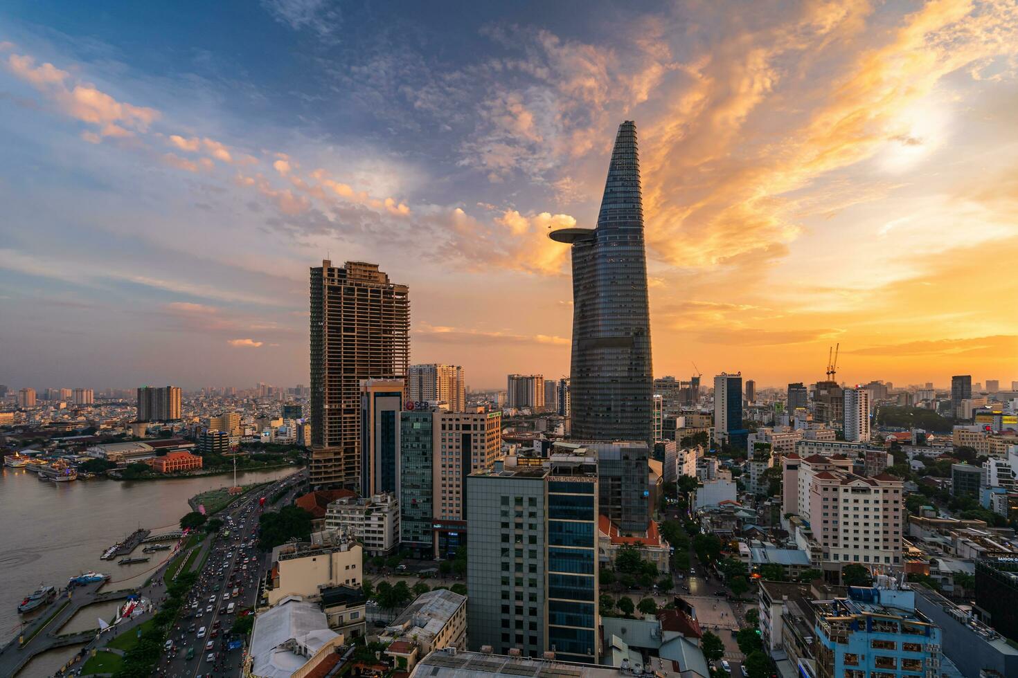 ho chi minh stad, viet nam 5 augusti 2023 solnedgång på distrikt 1, antenn se av de bitexco torn, ett av de skön kontor byggnad i ho chi minh stad foto