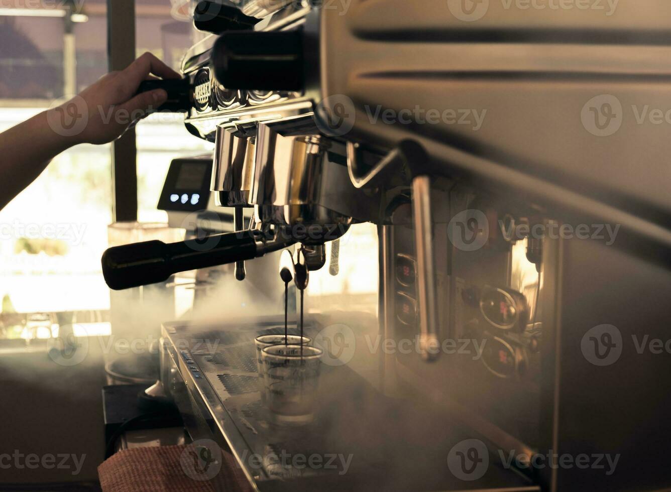 stor kaffe tillverkare två huvud elegant i kaffe affär foto