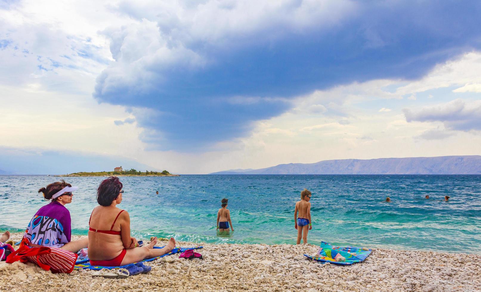 turister på stranden i novi vinodolski, kroatien foto