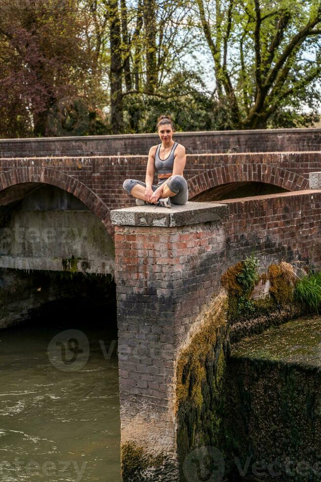 skön mogna kvinna tar en avkopplande ögonblick på en tegel däck utomhus foto