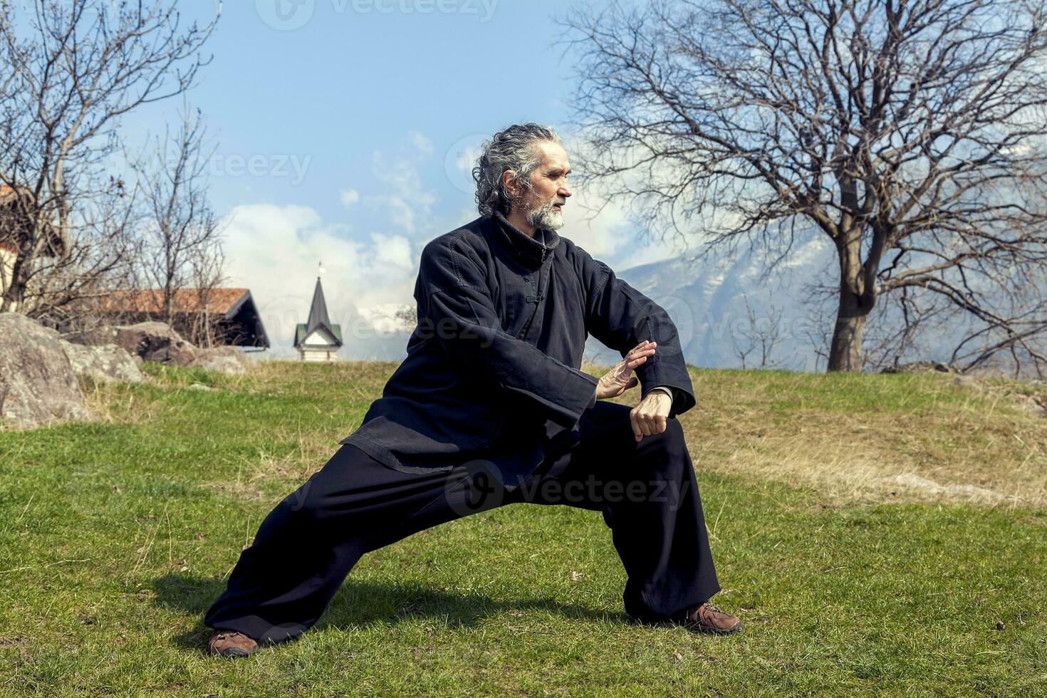 mogna man praktiserande tai chi disciplin utomhus foto