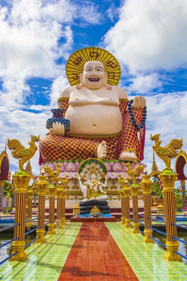 färgglad arkitektur och statyer vid wat plai laem -templet på Koh Samui -ön, Surat Thani, Thailand foto