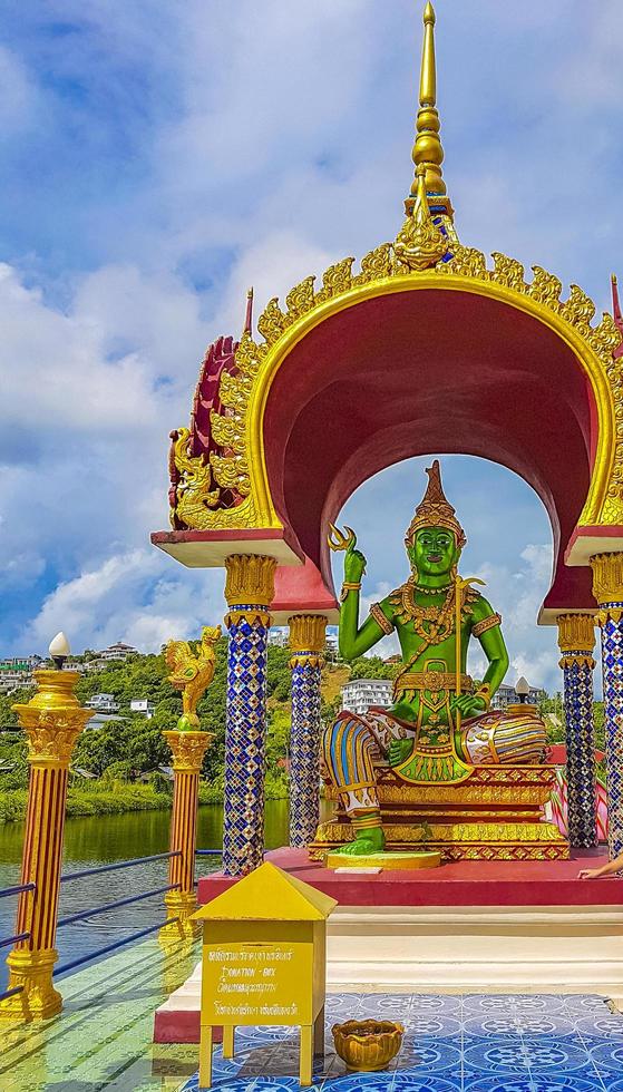 färgglada gudstatyer och arkitektur wat plai laem tempel thailand. foto