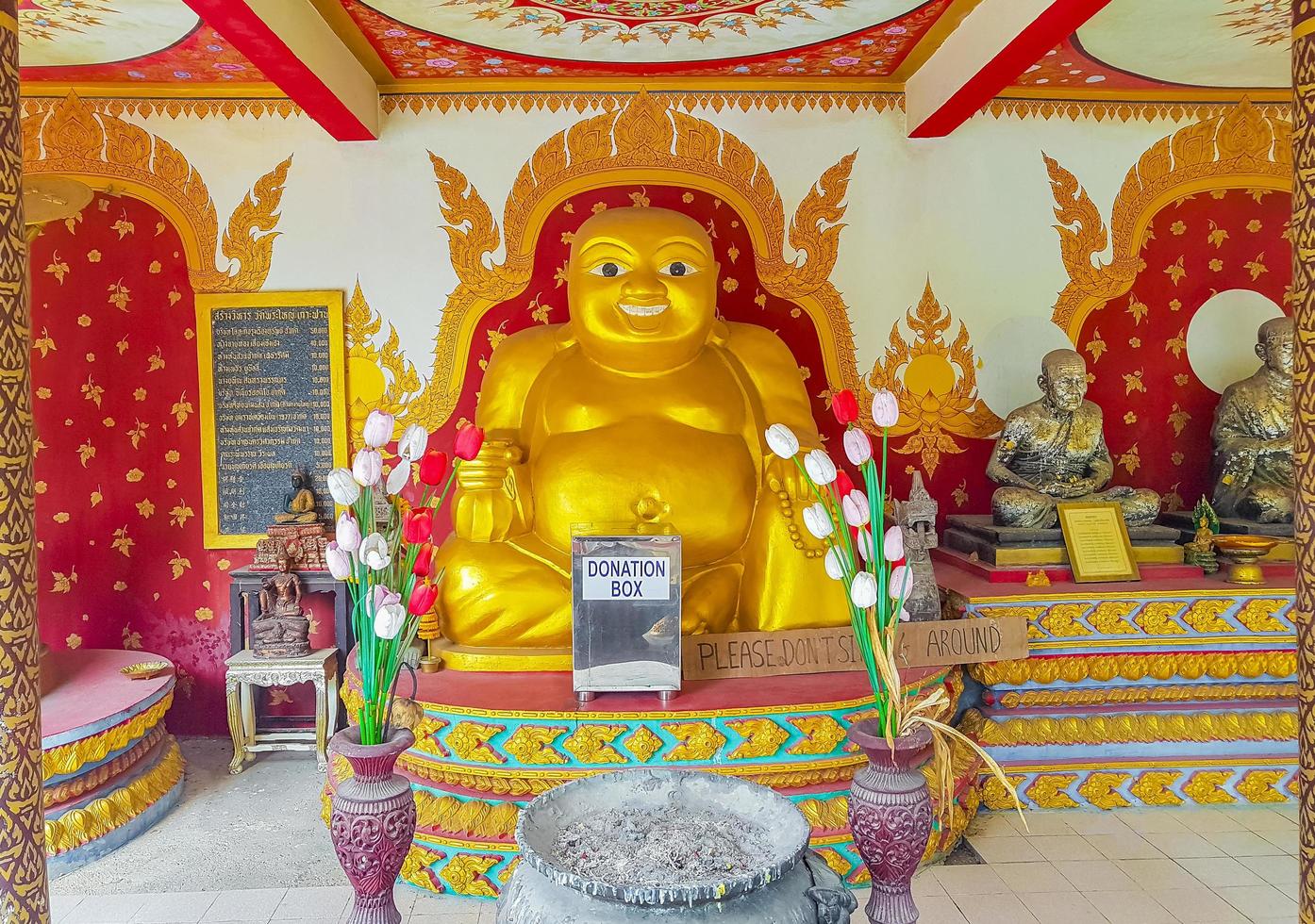 gyllene fett skrattande buddha -staty vid Wat Phra Yai -templet, Koh Samui, Thailand, 2018 foto