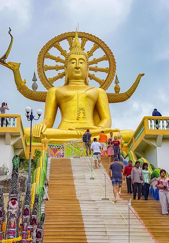 människor vid den gyllene buddhastatyn vid wat phra yai -templet, koh samui, thailand, 2018 foto