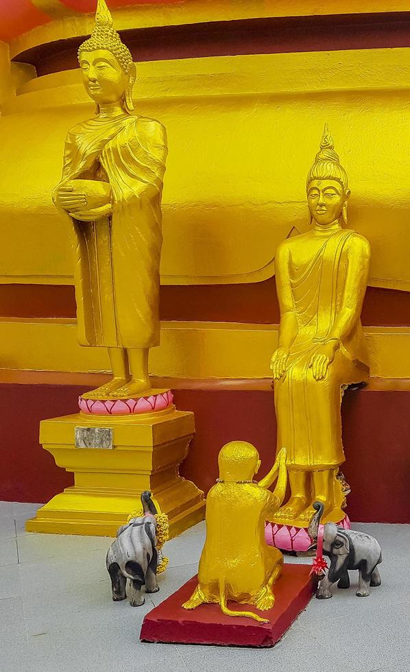 gyllene buddha -statyer vid Wat Phra Yai -templet, Koh Samui, Thailand, 2018 foto