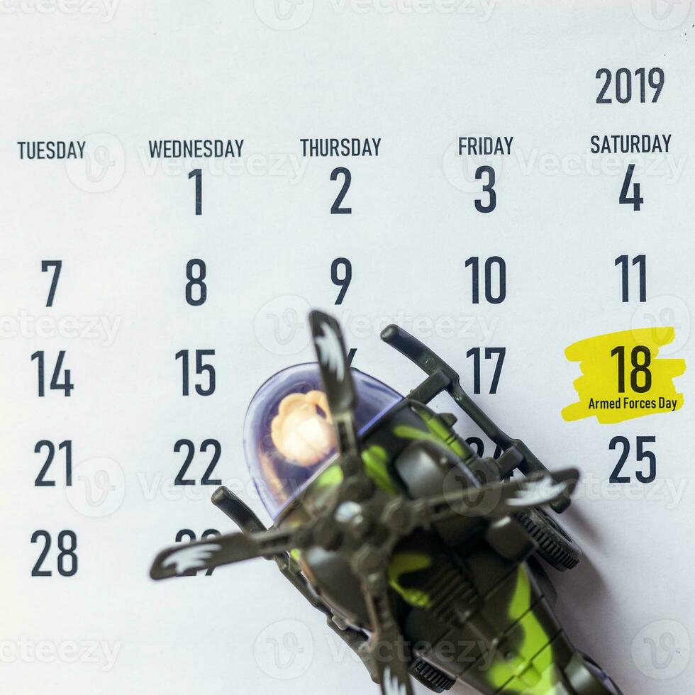 kalender med leksak helikopter som symbol av nationell väpnad krafter dag. 18 Maj 2019 - väpnad krafter dag foto