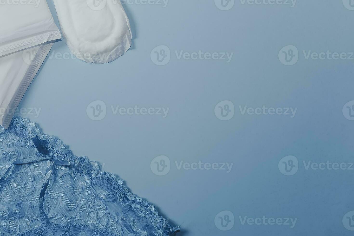 sanitär dynor och kvinna trosor på de blå bakgrund. medicin, kvinnor hälsa och ägglossning begrepp. kopia Plats foto