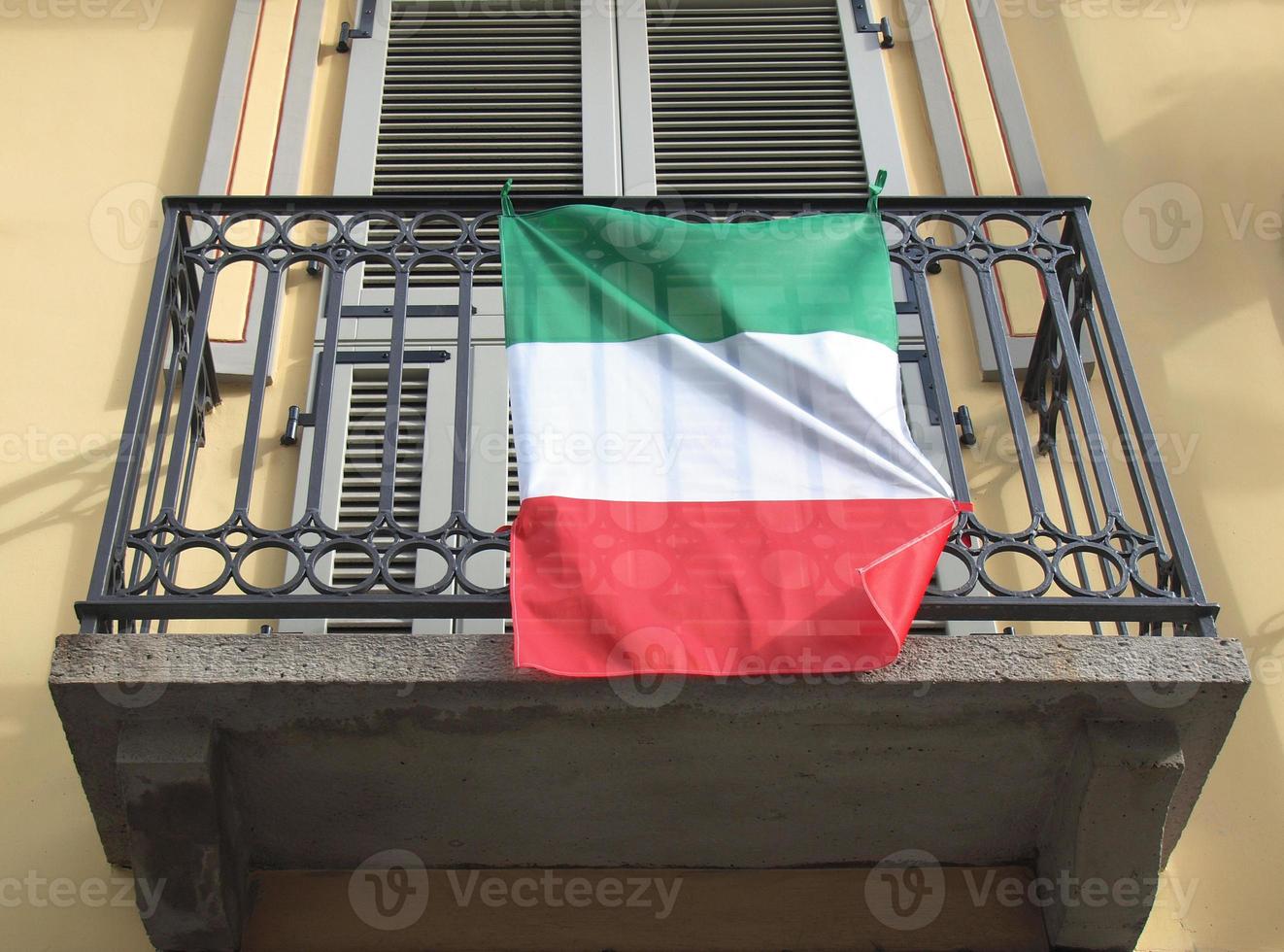 Italiensk flagga på balkongen foto