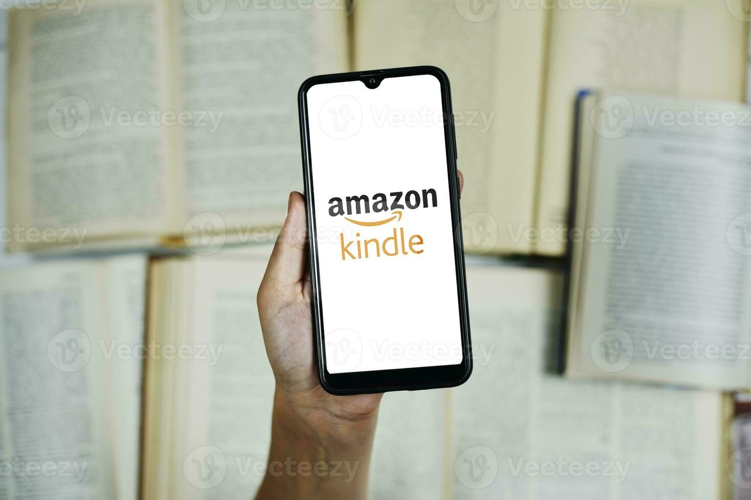 tasjkent, uzbekistan - 27 juni 2020 kvinna innehav mobil telefon med amazon tända logotyp på skärm foto