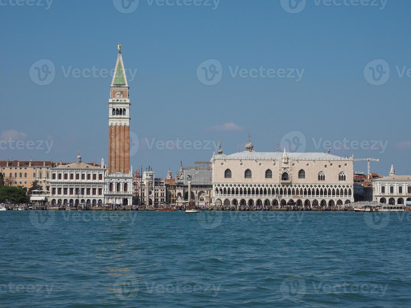 st mark square sett fron st mark bassin i Venedig foto