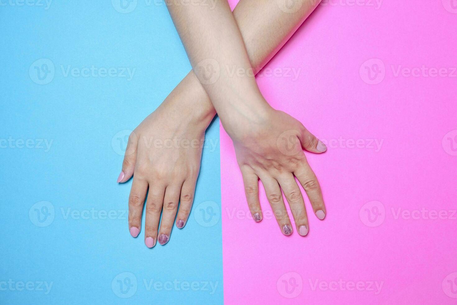 kvinnliga händer efter manikyr procedur. begrepp av nagel putsa konst eller schellack foto