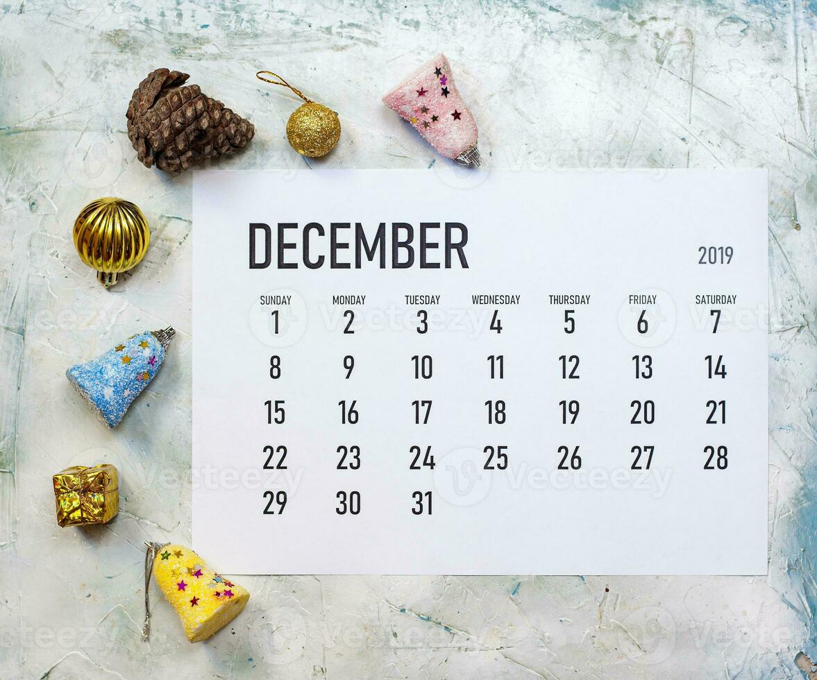december 2019 kalender dekorerad runt om med jul leksaker foto