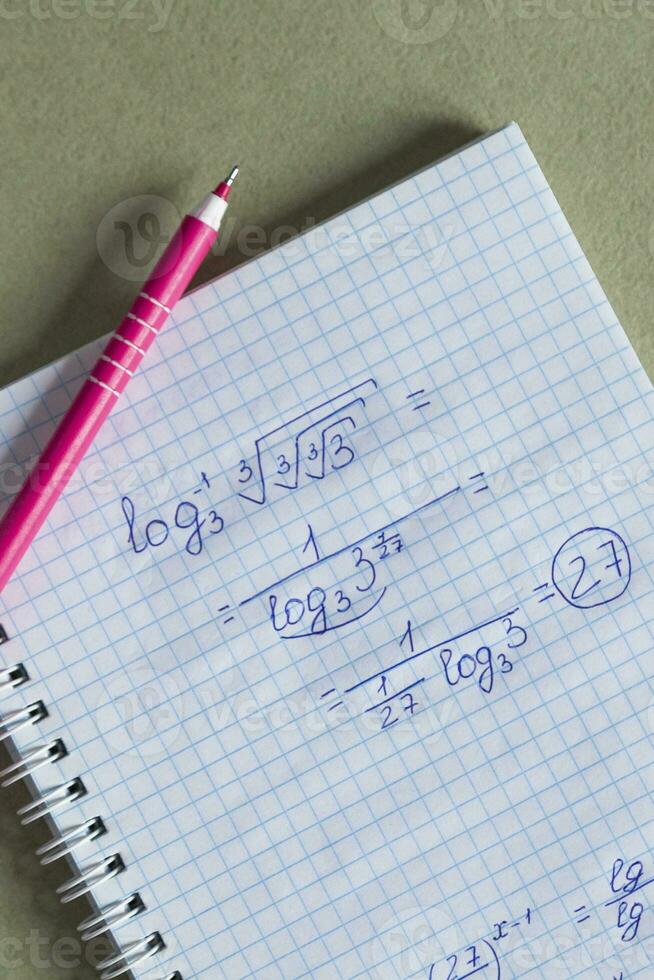 hemskola. studerar matematik i karantän under covid-19 pandemi foto