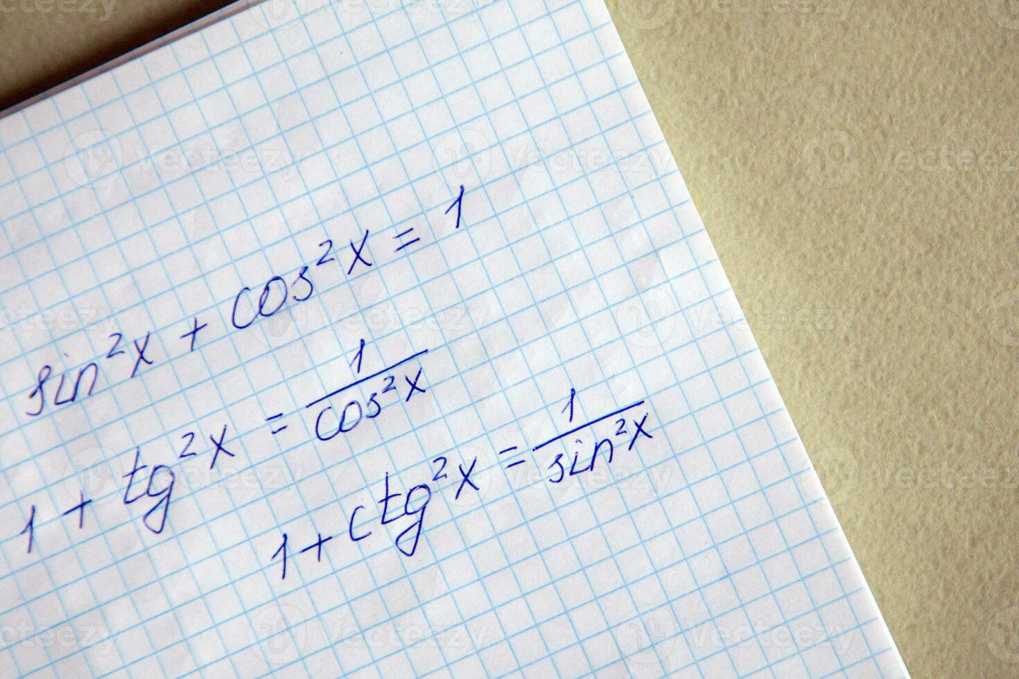 hemskola. studerar matematik i karantän under covid-19 pandemi foto