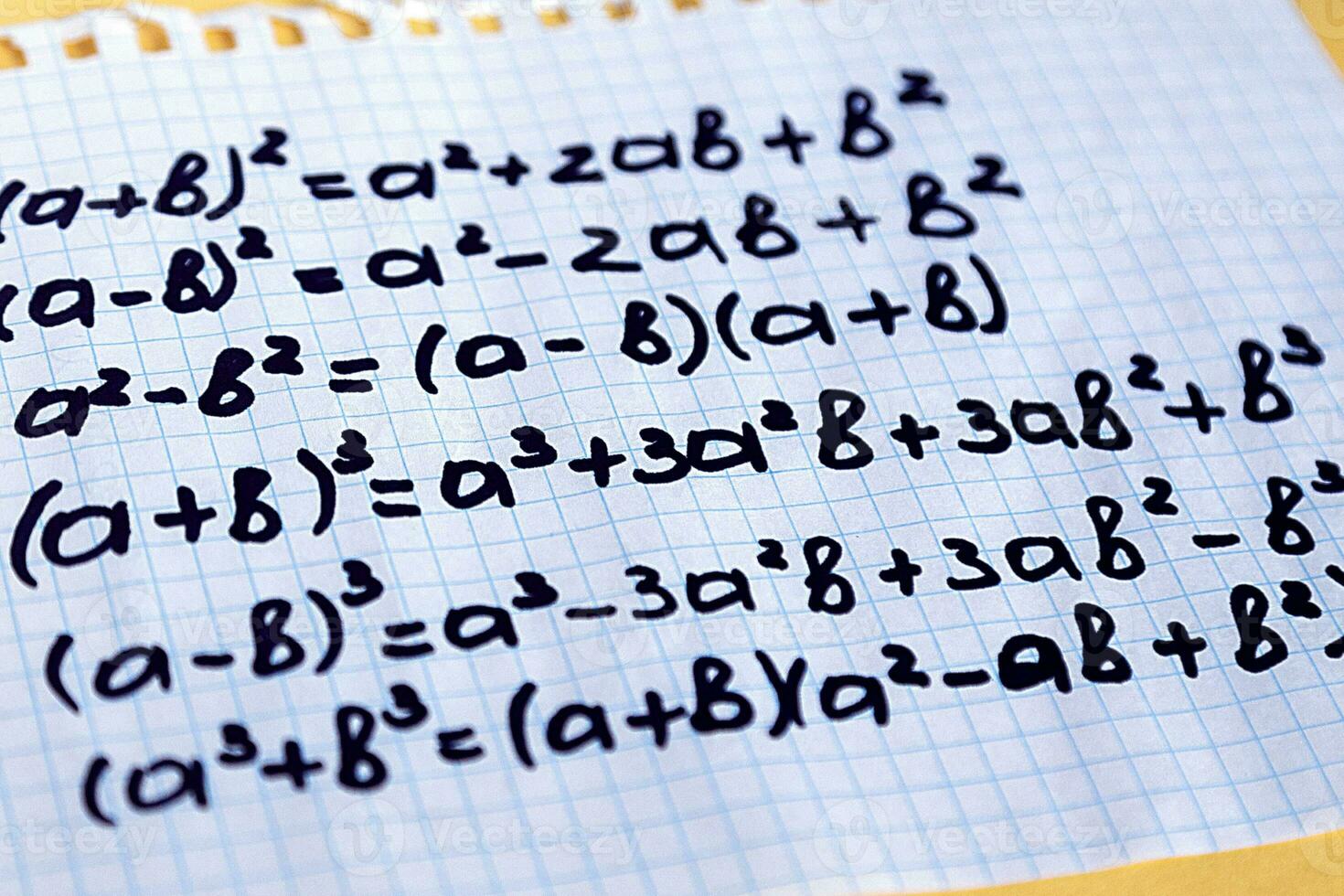 hemskola. studerar matematik i karantän under covid-19 pandemi foto