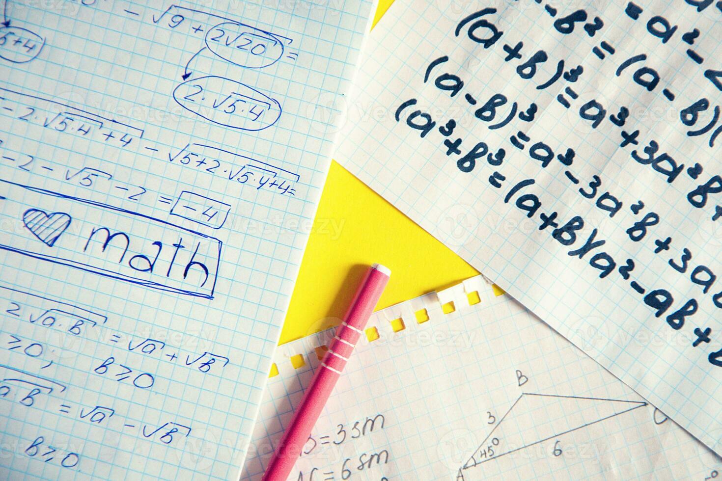 hemskola. studerar matematik i karantän under covid-19 pandemi foto