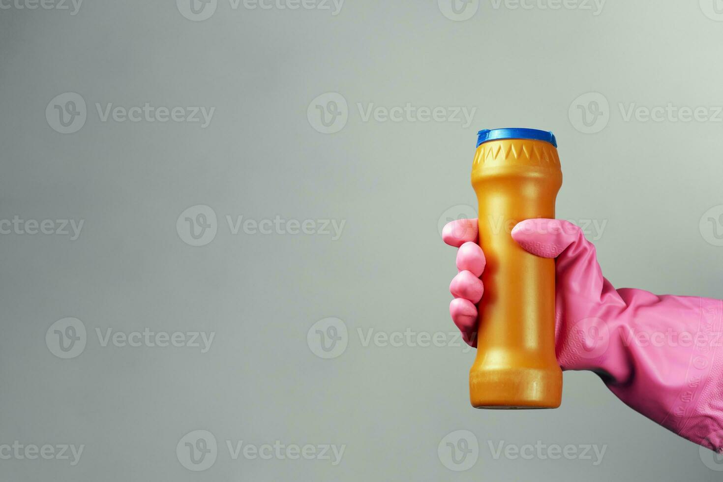 kvinna hand i sudd handskar innehav rengöring tillförsel eller desinfektionsmedel flaska foto