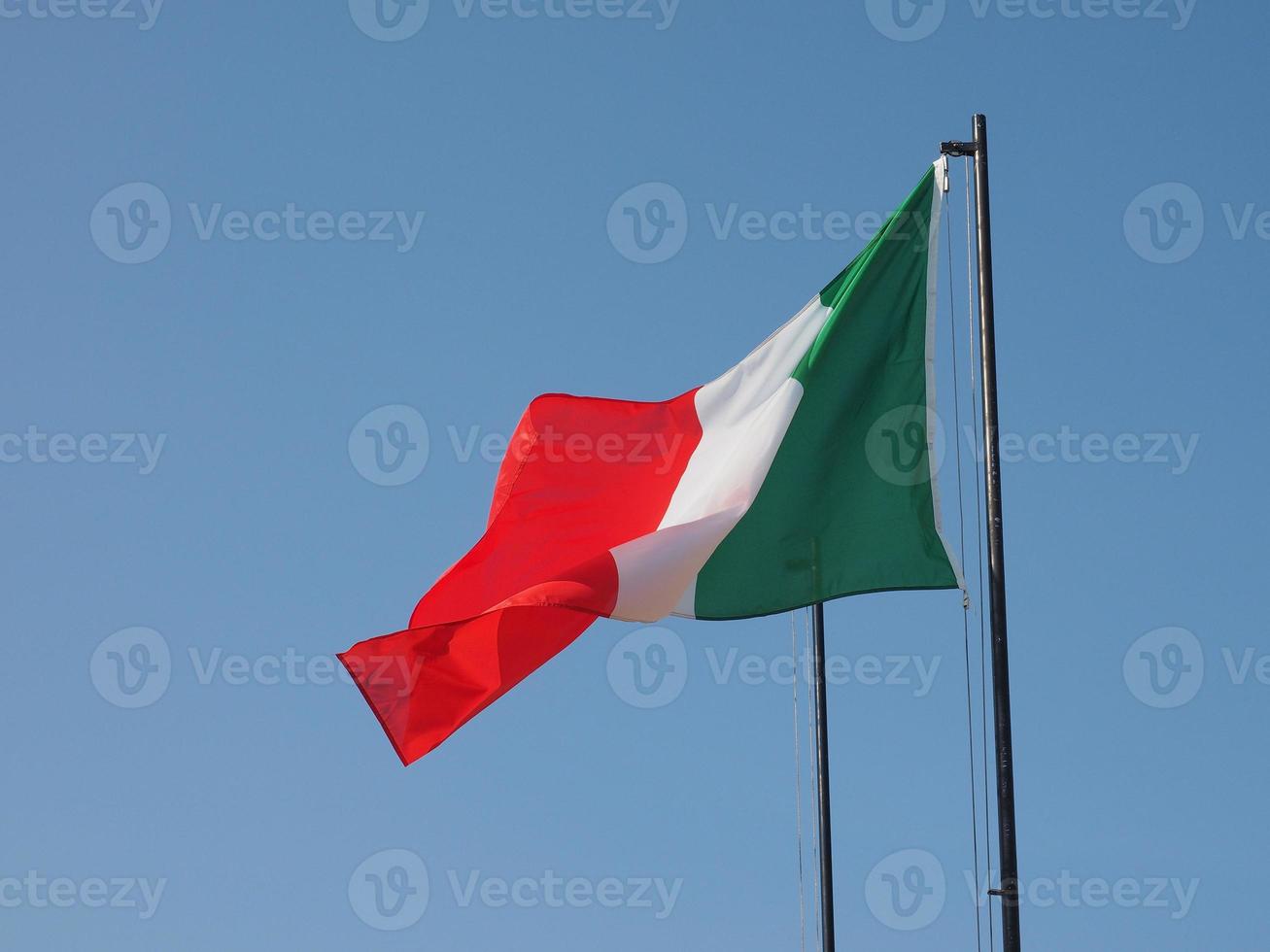 Italiens flagga över blå himmel foto