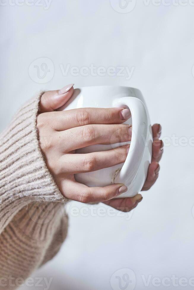 kvinna hand innehav varm te kopp foto