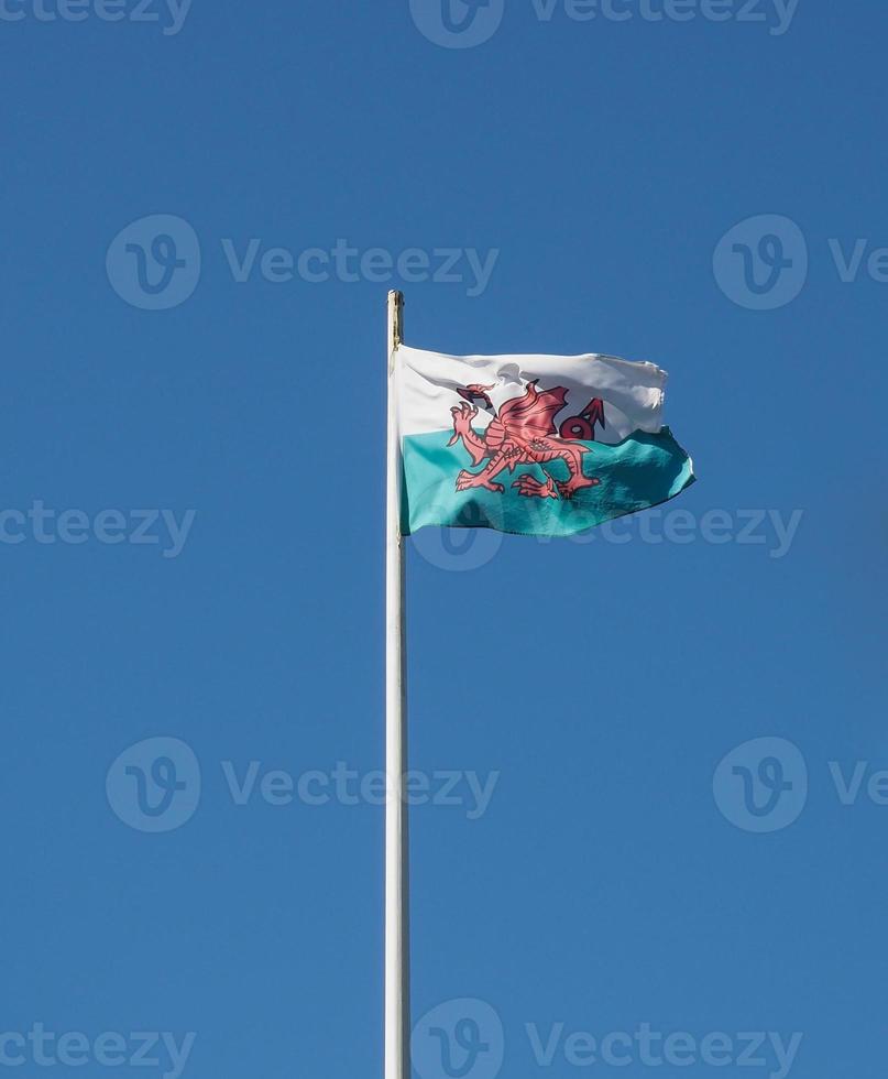 walesiska flaggan av wales över blå himmel foto