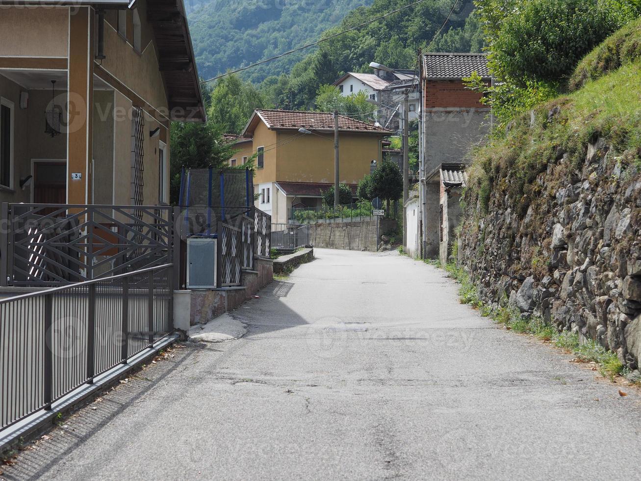 utsikt över settimo vittone gamla stadskärnan i quincinetto foto