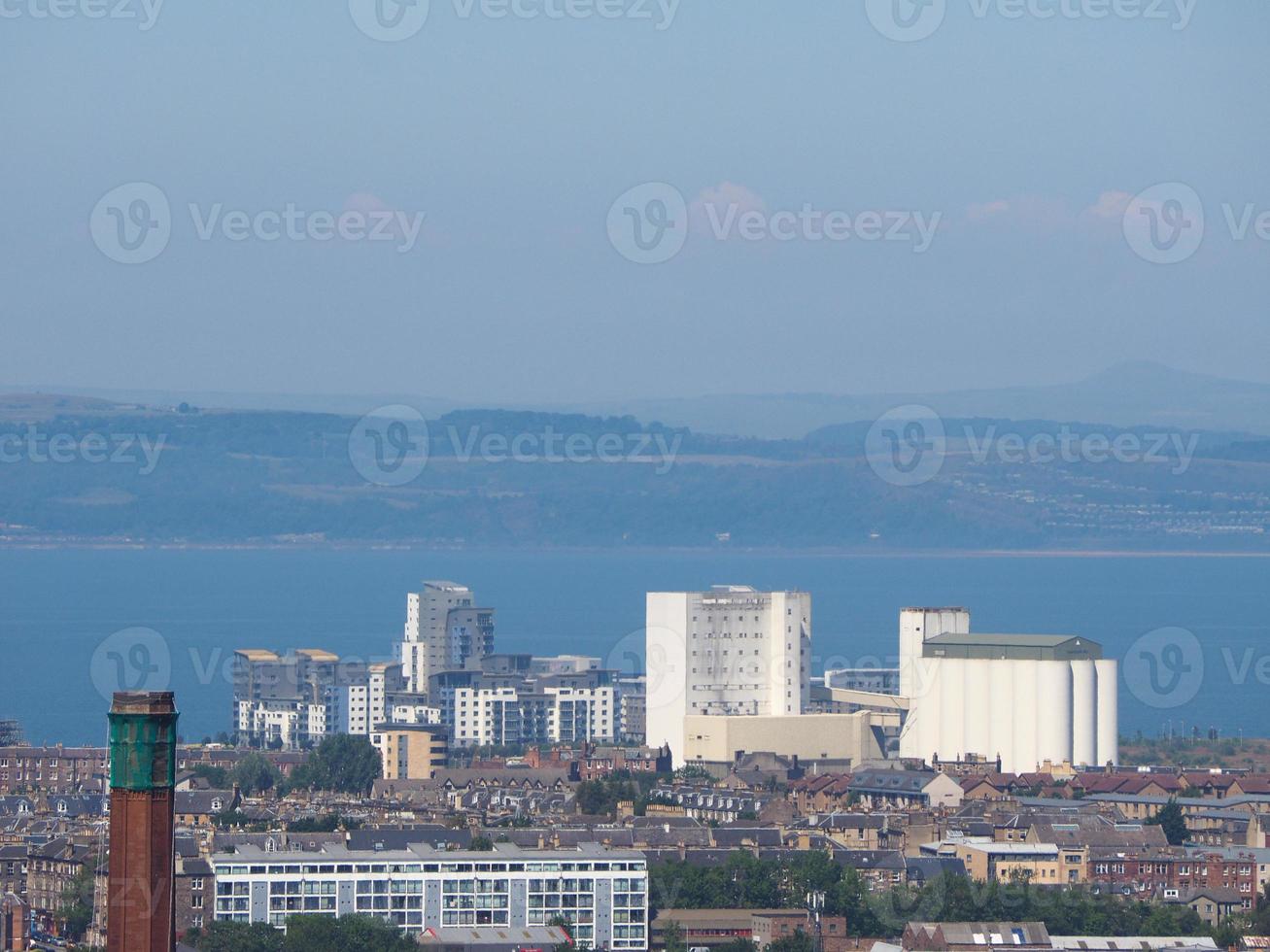 Flygfoto över Edinburgh från Calton Hill foto