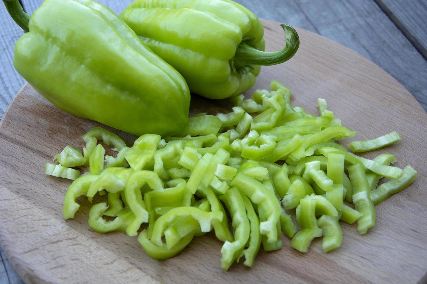 skivad paprika. färska grönsaker för matlagning lögn foto