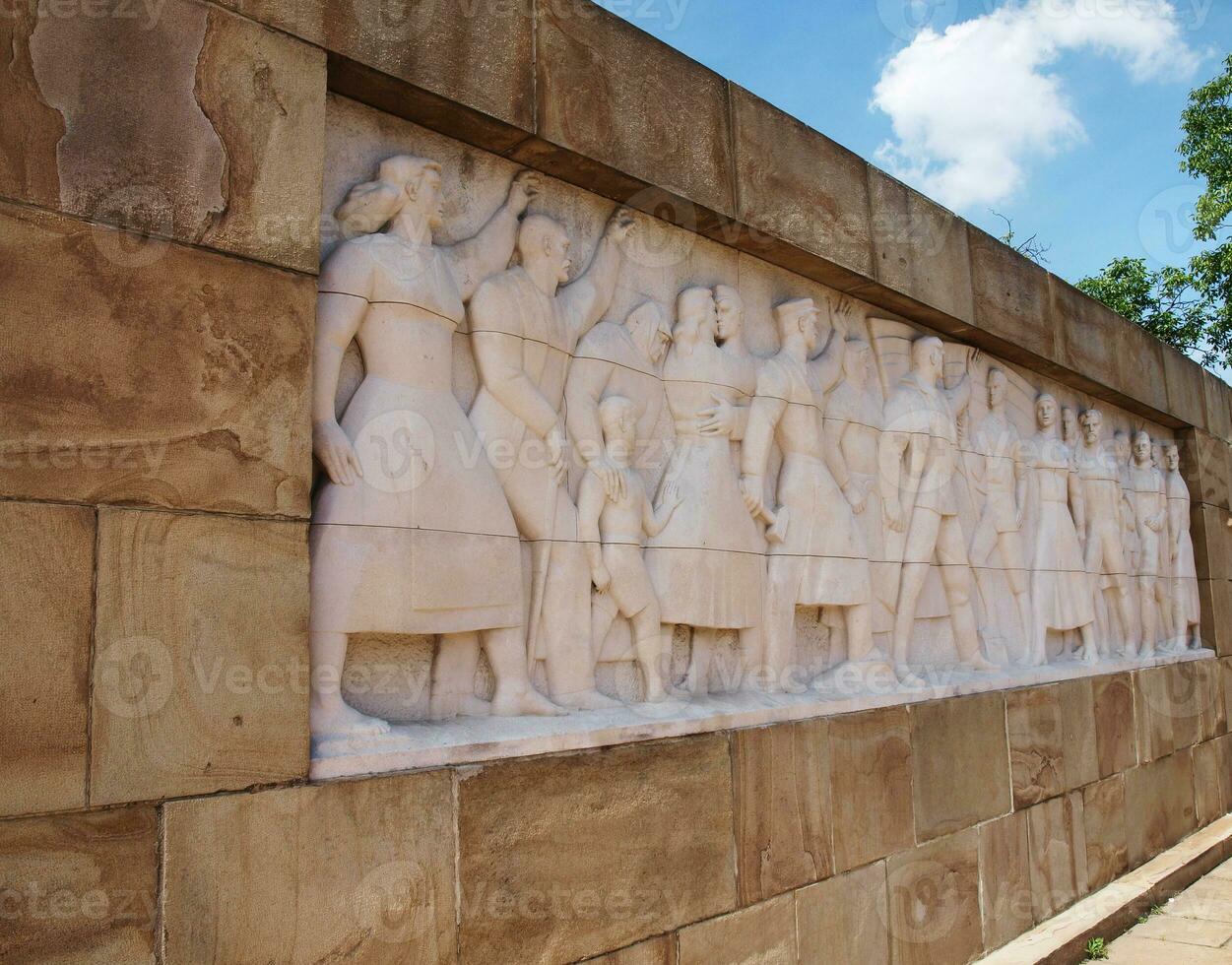 vägg av hjältar, andra värld krig relief monument - vinkel skott foto