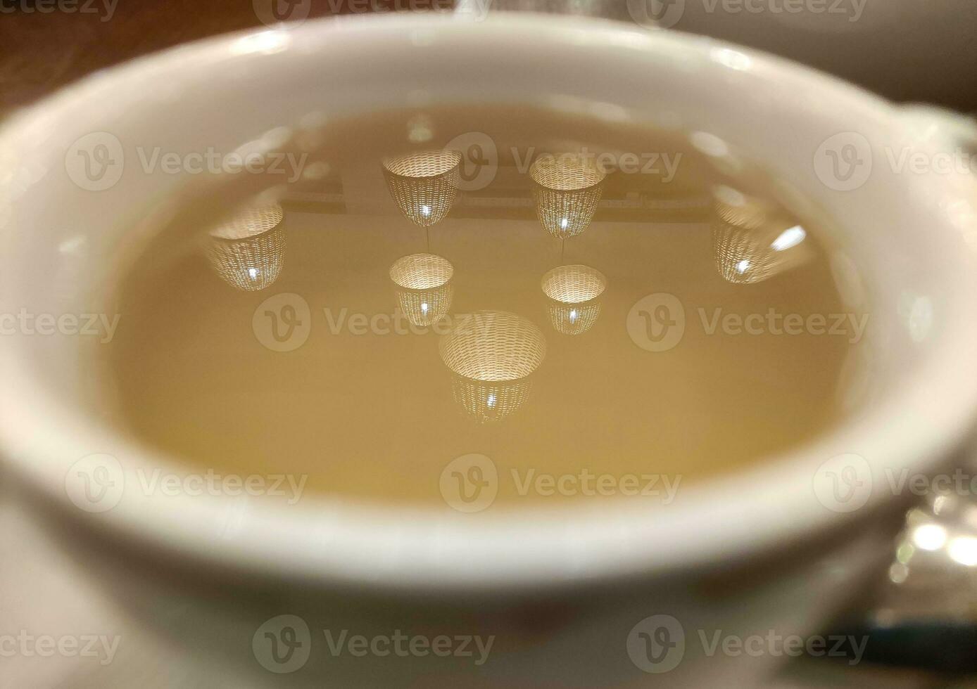 lampor reflexion i en kopp av te bakgrund foto