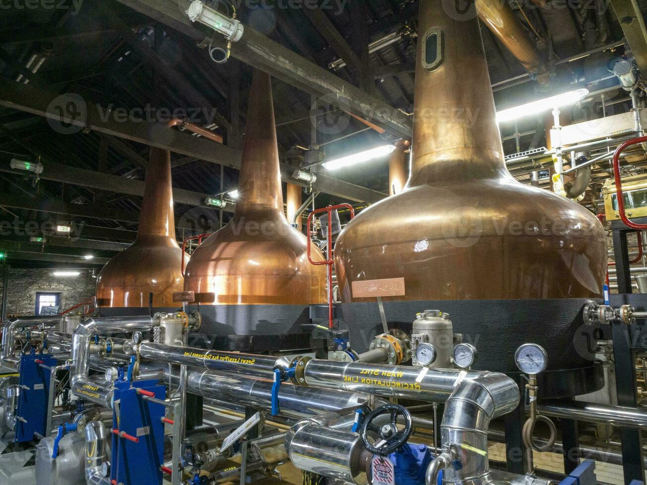 industriell whisky destillator konstruktion, alkohol produktion fabrik interiör bakgrund foto