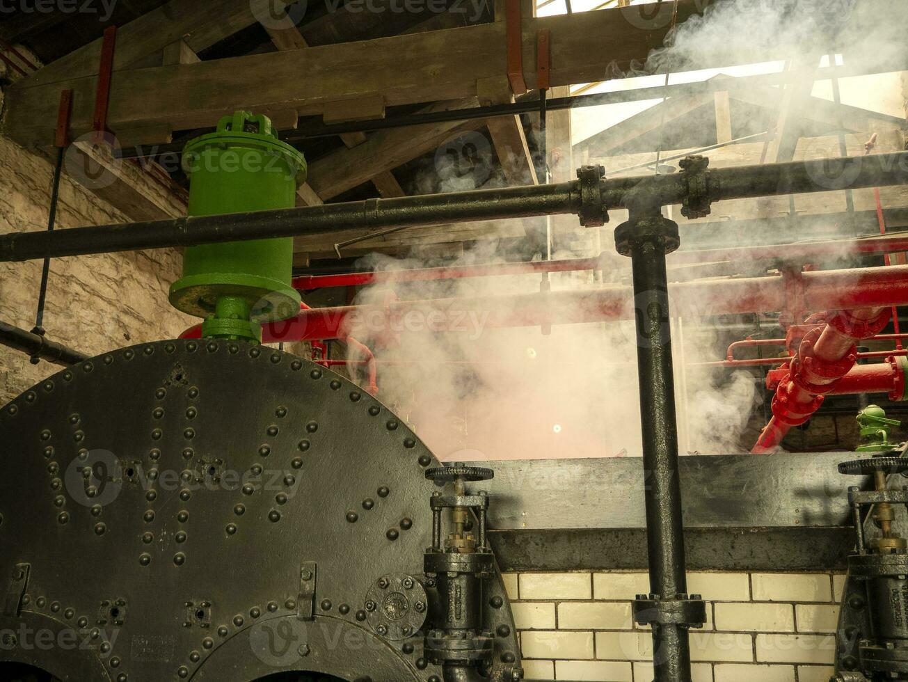 industriell rör på de kraft växt bakgrund, ånga motorer, ugnar och pannor, fabrik utan människor foto