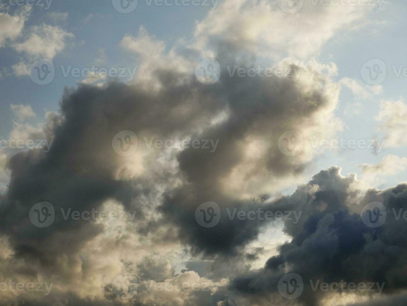 stormig himmel med vit och grå moln bakgrund, skön solnedgång himmel Foto