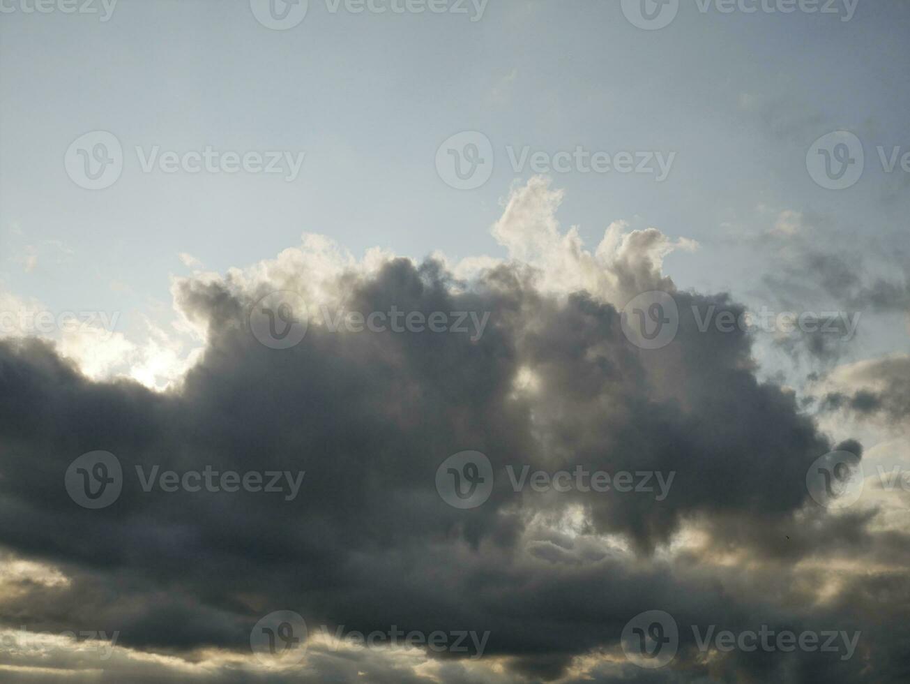 stormig himmel med vit och grå moln bakgrund, skön solnedgång himmel Foto