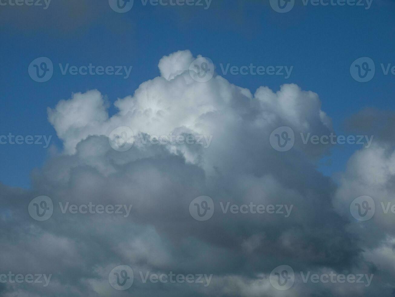 vit fluffig moln i de stormig himmel bakgrund foto