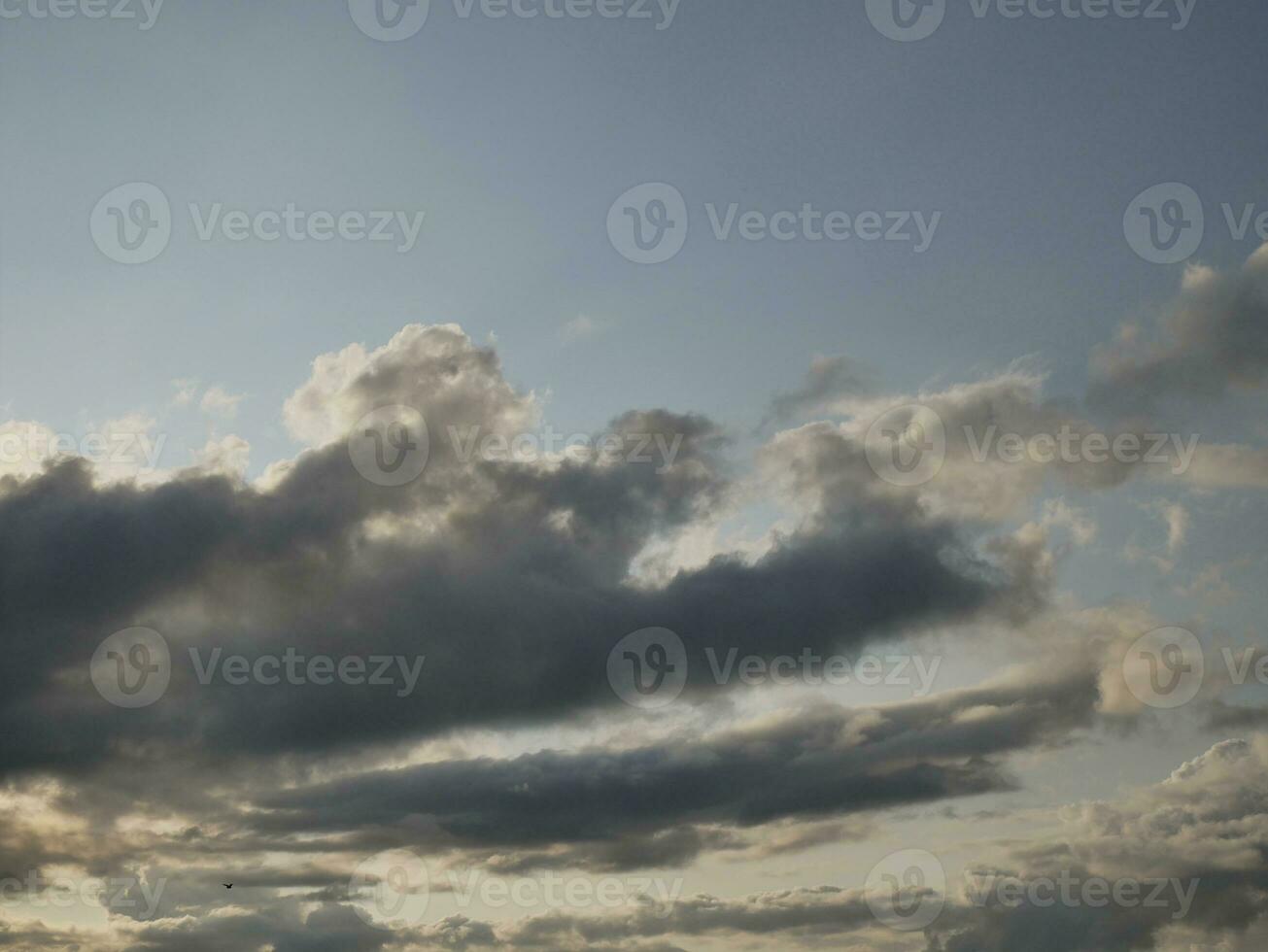 stormig himmel med vit och grå moln bakgrund, skön himmel Foto