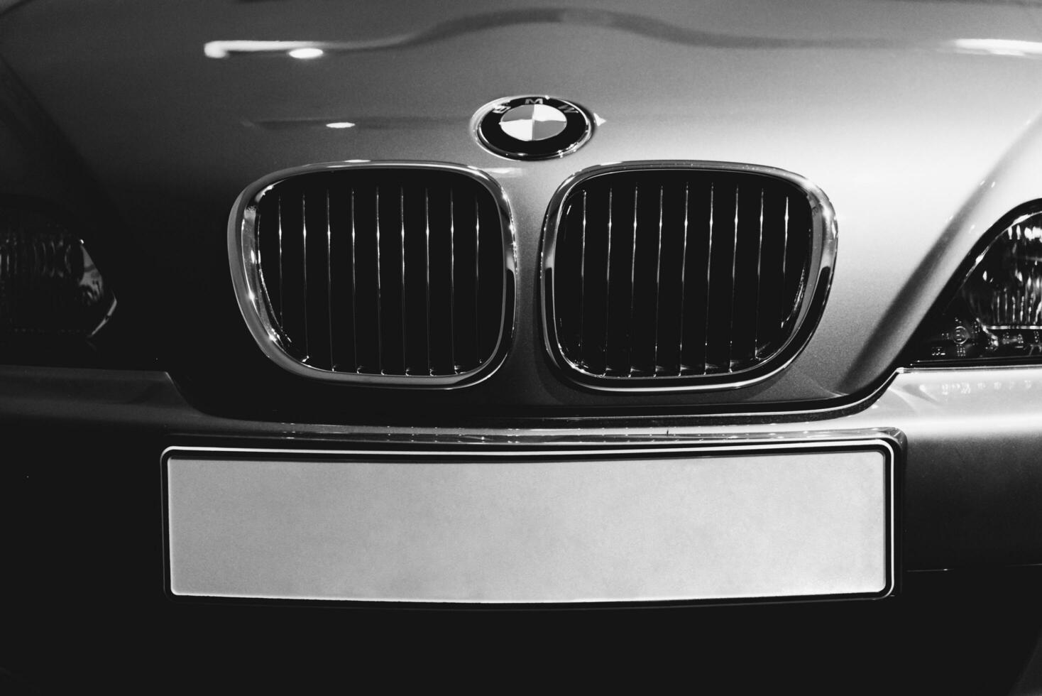 München, Tyskland - aug 27, 2019 - stänga upp desaturated skott av bmw z3 främre grill foto