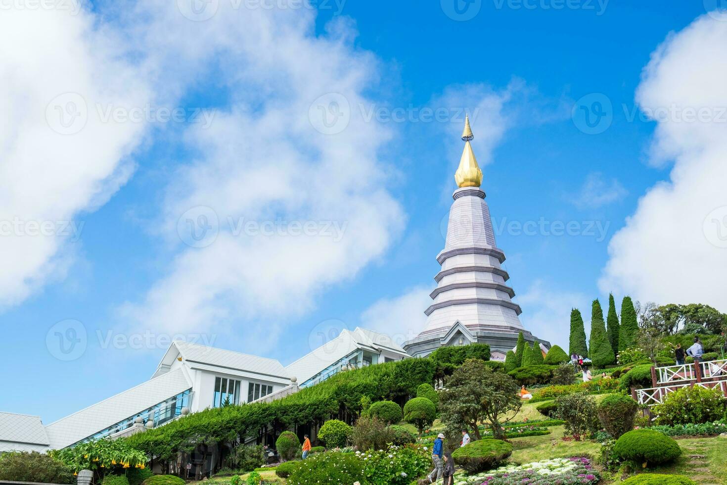 phra maha dhatu nabha metaneedol, två pagod landmärke i dal på topp berg naturskön foto