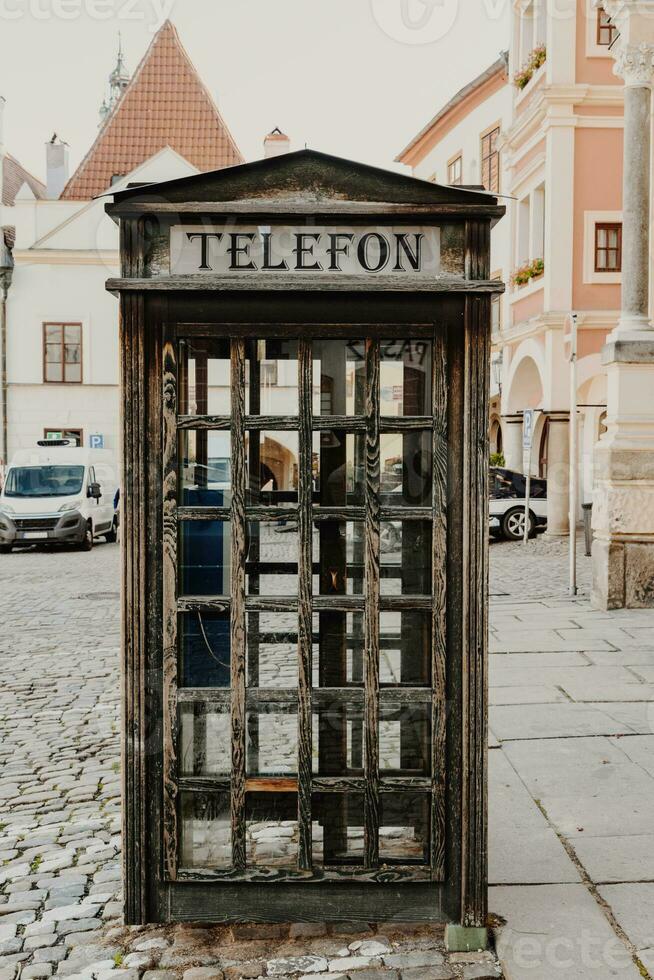 gammal trä- telefon bås foto