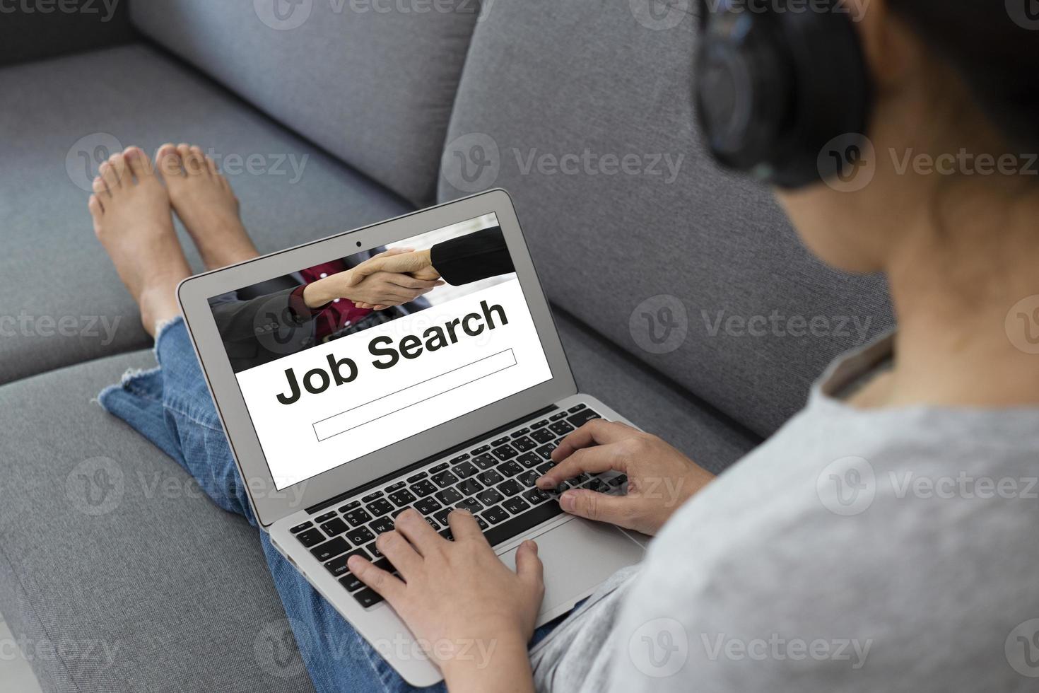 arbetslös kvinna som använder datorn för att söka jobb på internet foto