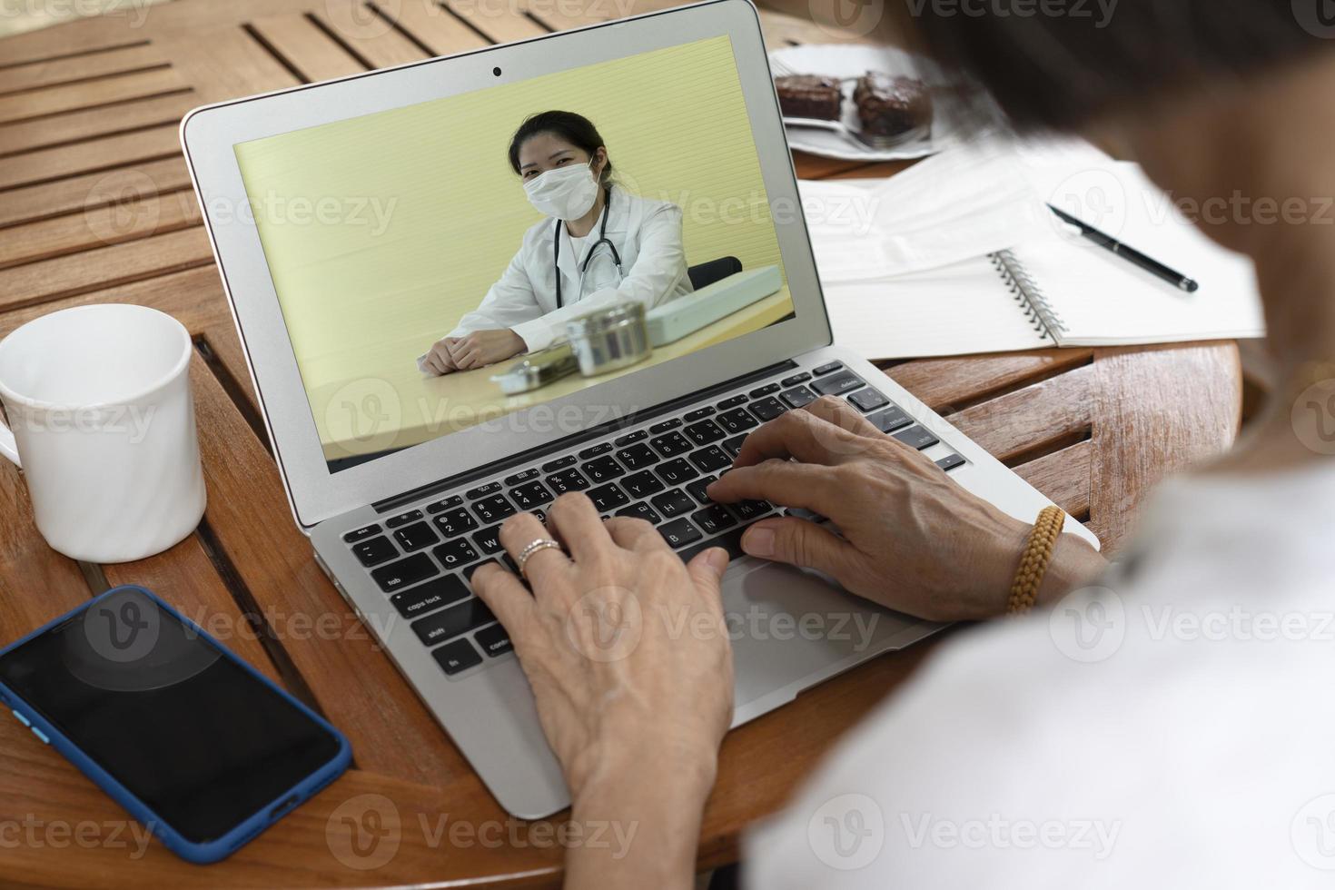 senior kvinna konsultera läkare via videosamtal foto