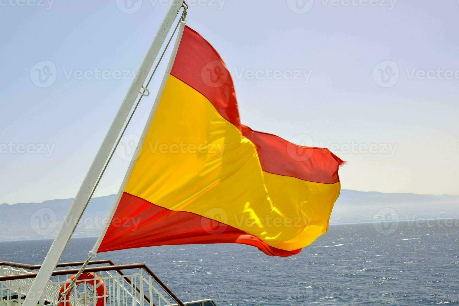 spanska flagga på de däck av en kryssning fartyg foto