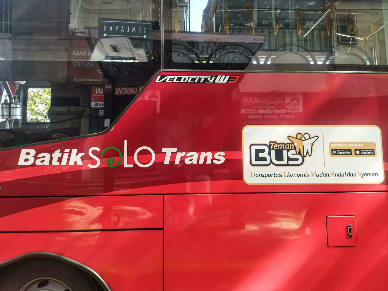 surakarta, indonesien - april 27, 2023. stänga upp skott av batik solo- trans buss foto