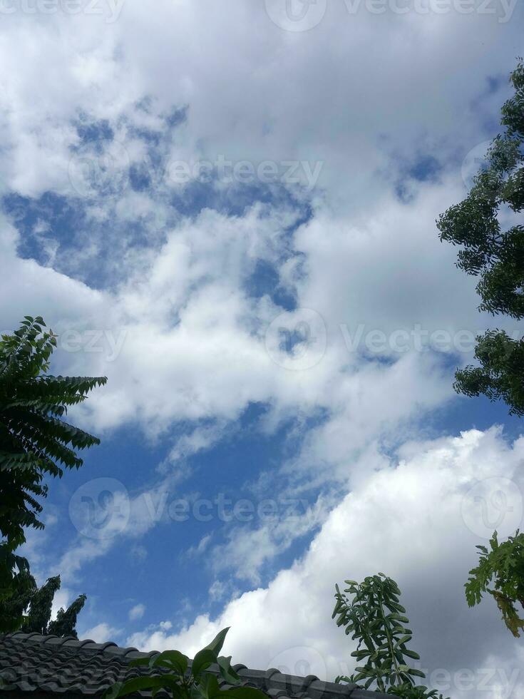 de blå himmel är skön och ljus. foto