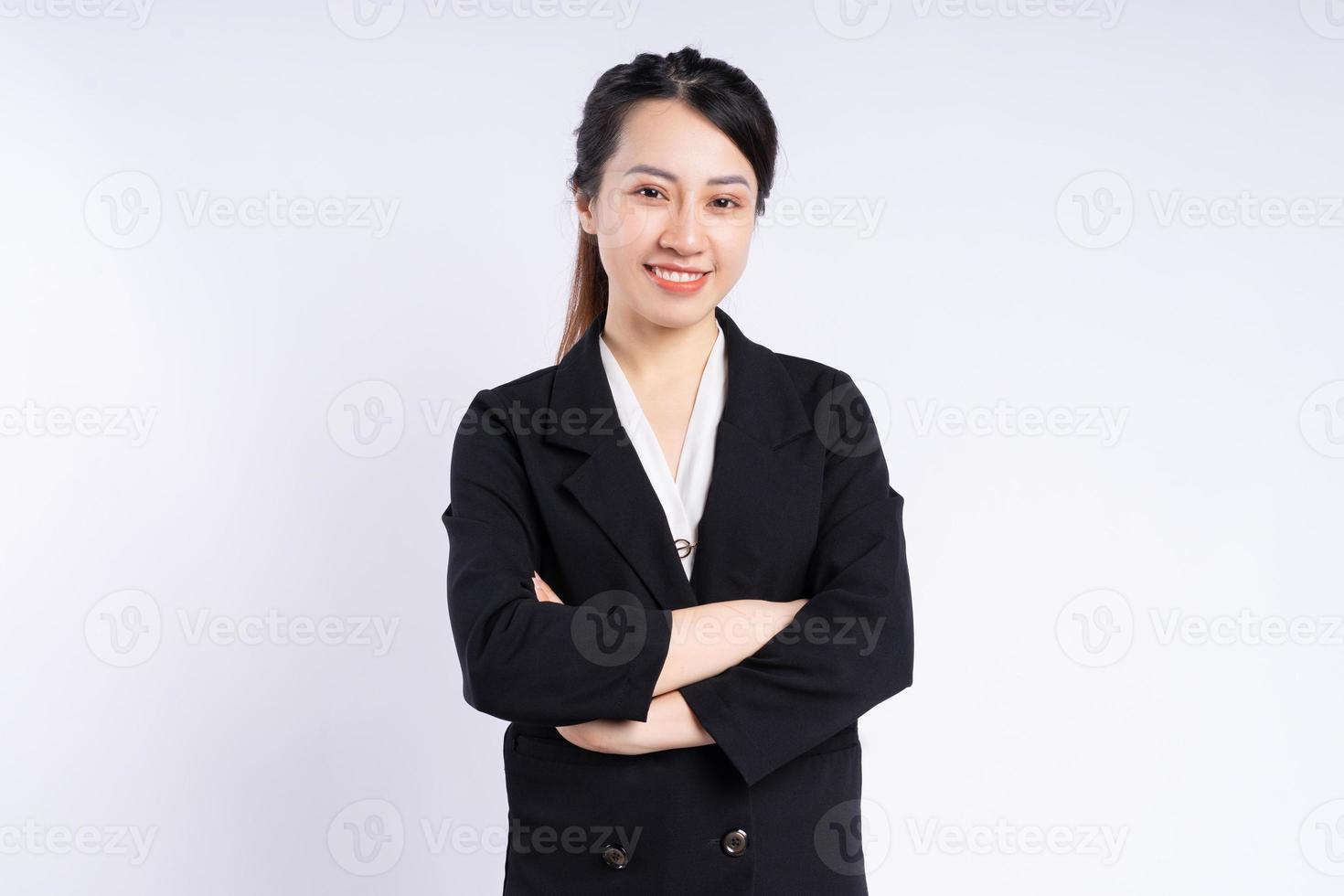 ung asiatisk affärskvinna som står på vit bakgrund foto